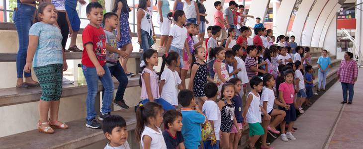 Niños cantan